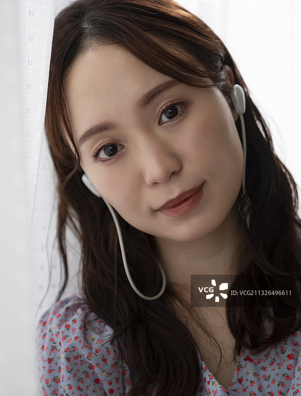 女人在听音乐图片素材