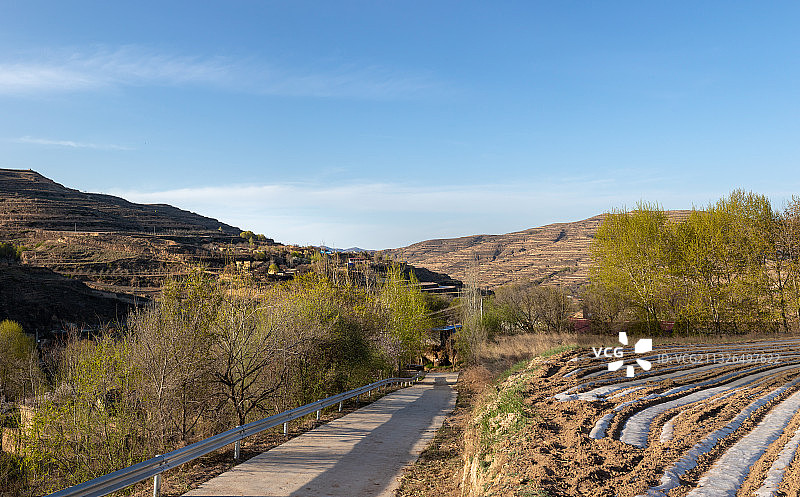 春季农村耕耘过的土地上覆膜划出了美丽的曲线图片素材