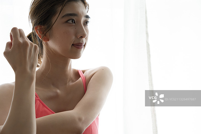 伸展身体的女士图片素材