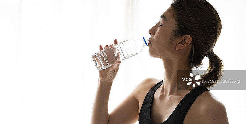 女性补水图片素材