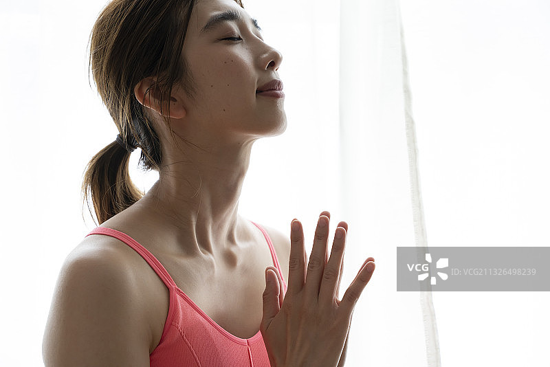 做瑜伽的女士图片素材