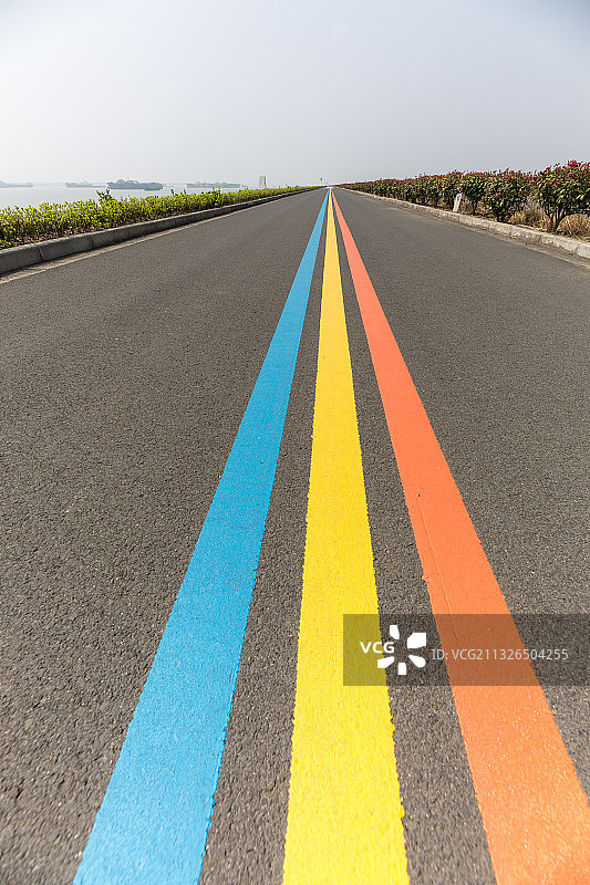 一条通往远方的彩色道路图片素材