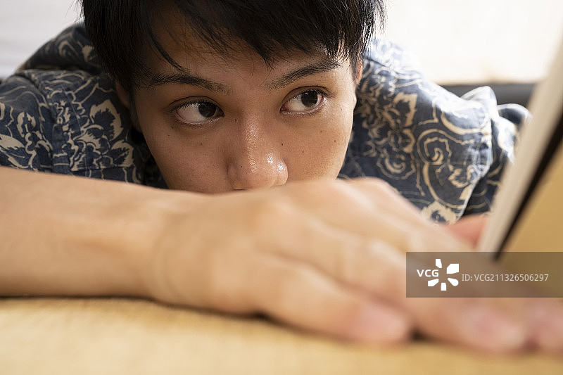 男人在读书图片素材