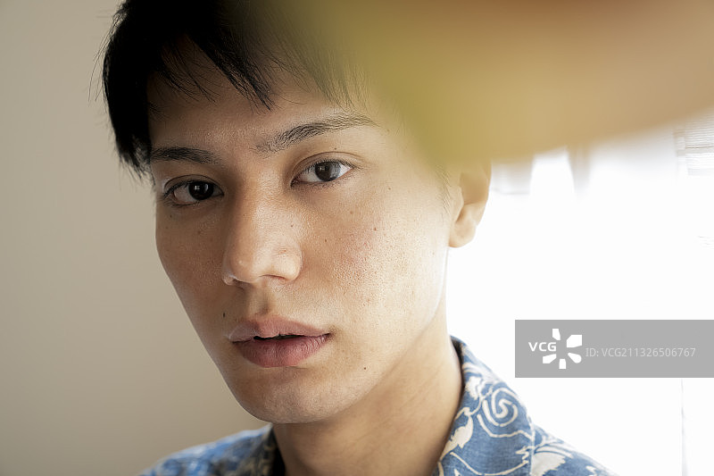 花卉与男子肖像图片素材