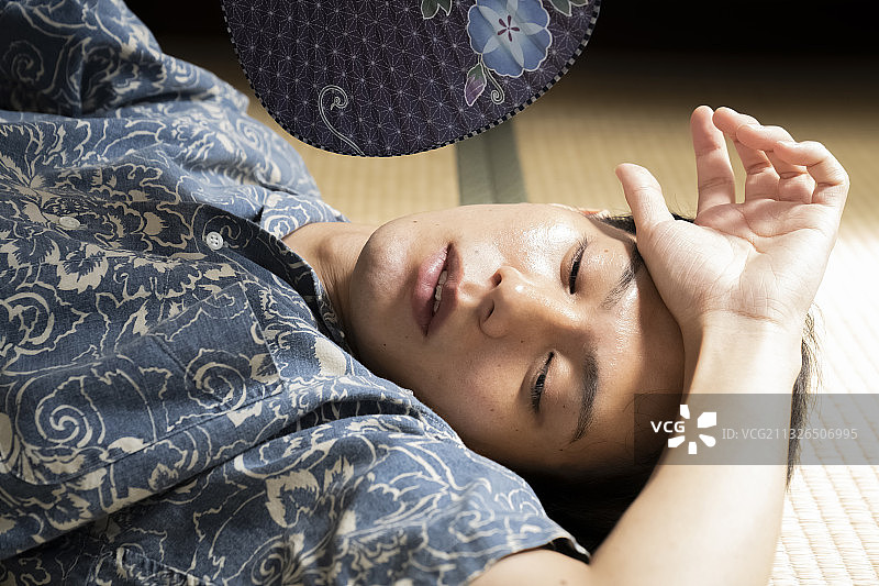 男人在风扇中冒泡图片素材