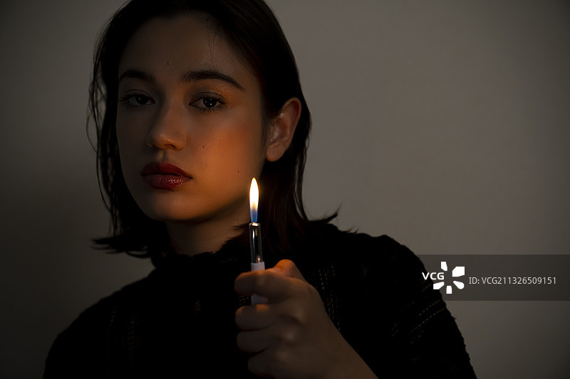 手持打火机的女子肖像图片素材