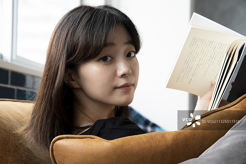 女人在读书图片素材