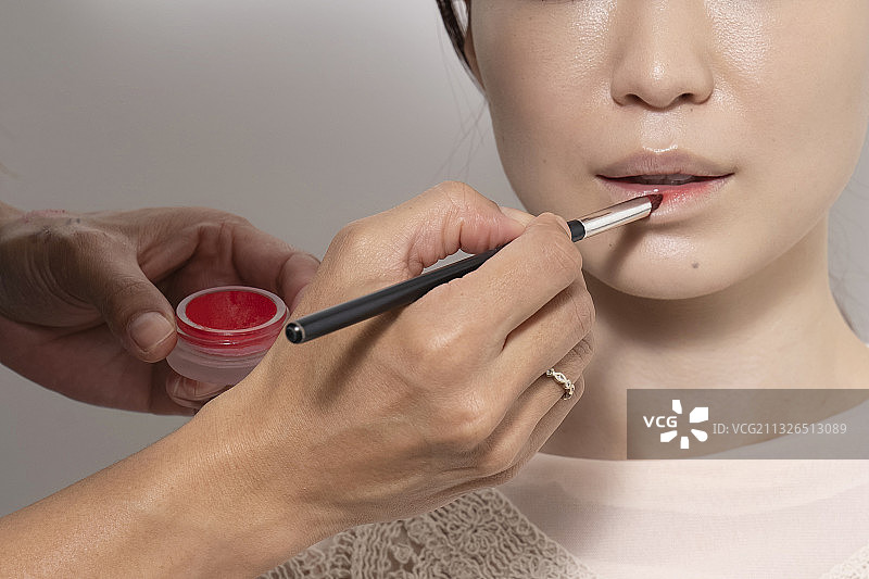 正在化妆的女人图片素材