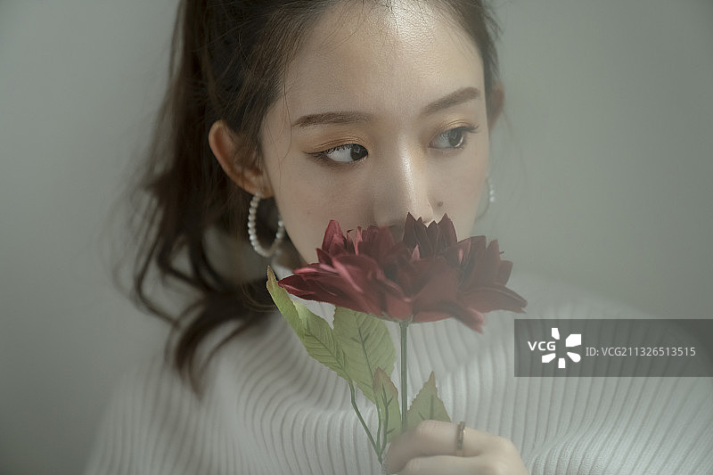 与花朵的美丽女人肖像图片素材