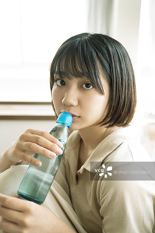 女人在喝日本弹珠汽水图片素材