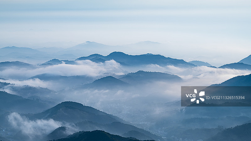 自然风光，春天群山起伏山脉森林早晨平流雾云海，广告背景图图片素材