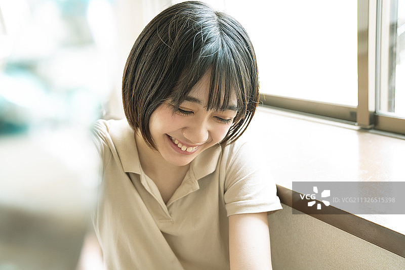 女人在喝日本弹珠汽水图片素材