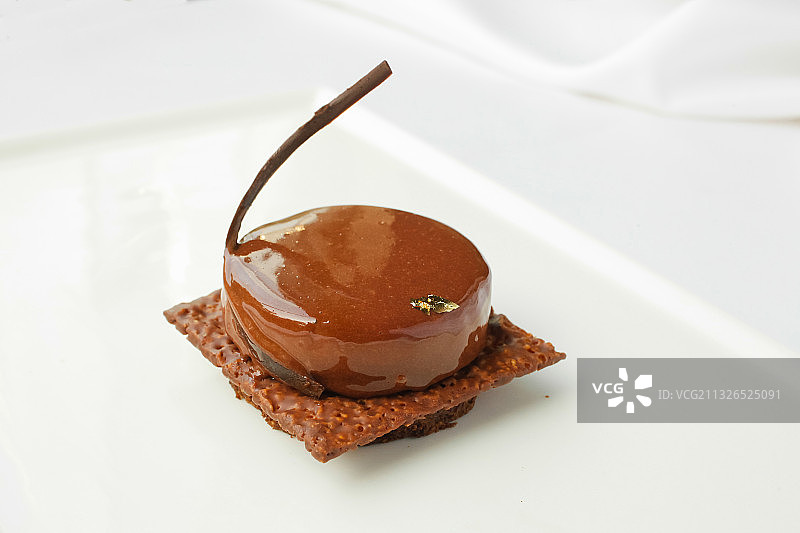 一个甜品水果慕斯小蛋糕图片素材