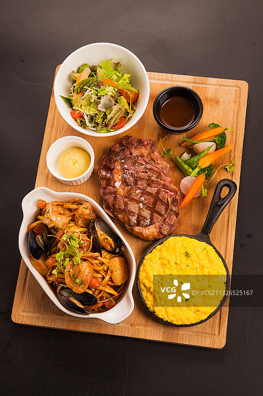 牛排意大利面蔬菜套餐图片素材