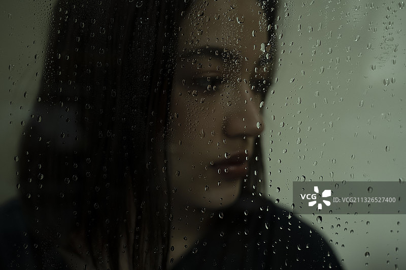 雨天女人肖像图片素材