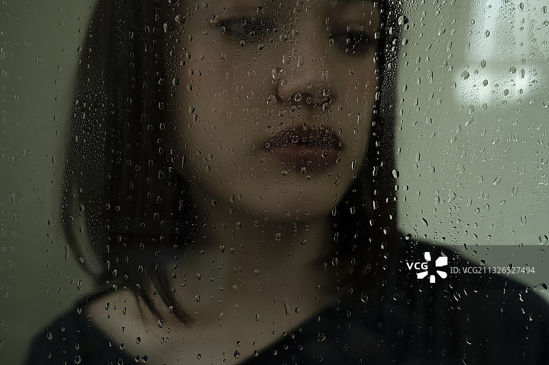 雨天女人肖像图片素材