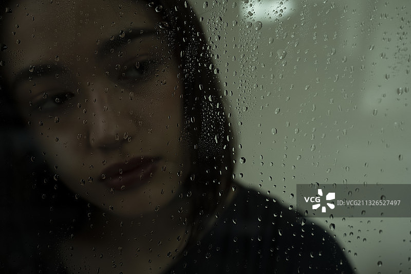 雨天女人肖像图片素材