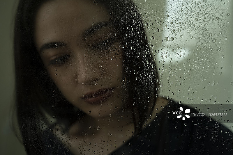 雨天女人肖像图片素材