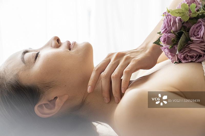 接受美容的女人图片素材