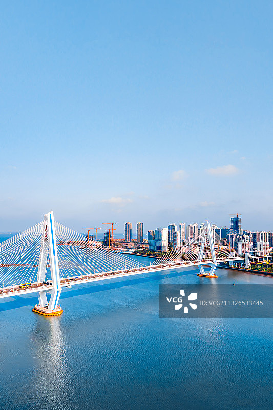 中国海南海口海甸河世纪大桥高视角晴天风光图片素材