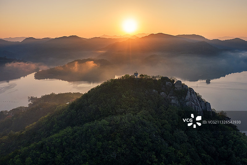 河南信阳新县香山湖日出晨雾自然风光航拍图片素材