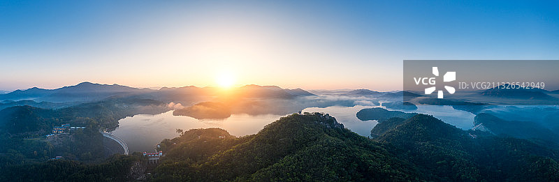河南信阳新县香山湖日出晨雾自然风光航拍图片素材