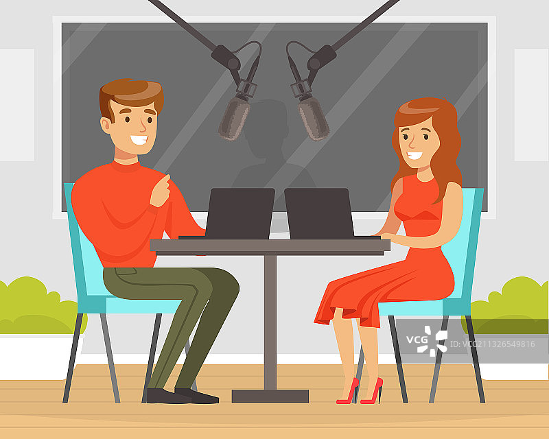 男人和女人在电台播客节目中使用麦克风图片素材