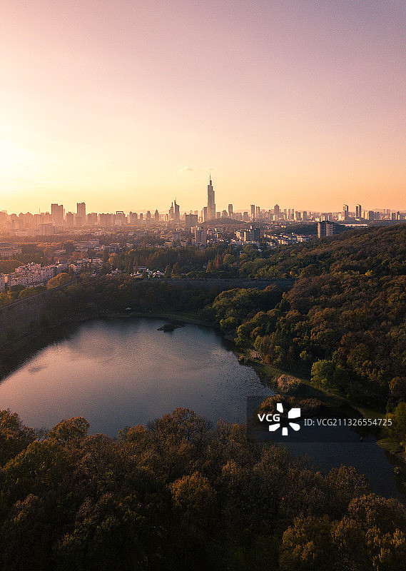 南京紫金山琵琶湖看紫峰大厦航拍图片素材