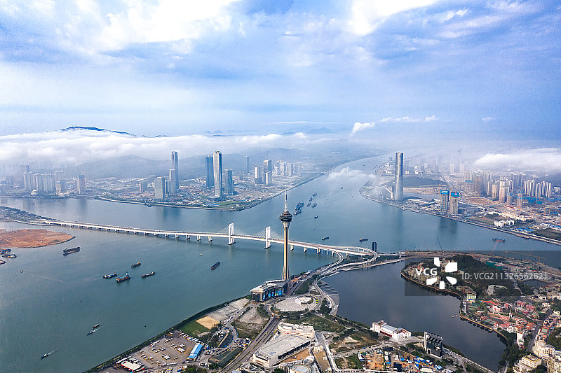 大湾区澳门与珠海横琴的城市天际线平流雾风光航拍图片素材