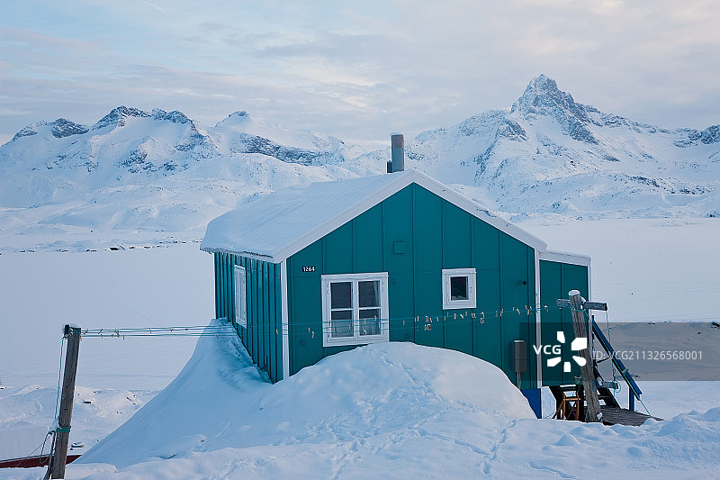 格陵兰岛塔西拉，冬季被白雪覆盖的房屋，格陵兰岛东南部塔西拉图片素材