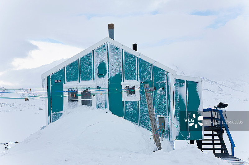 格陵兰岛塔西拉，冬季被白雪覆盖的房屋，格陵兰岛东南部塔西拉图片素材
