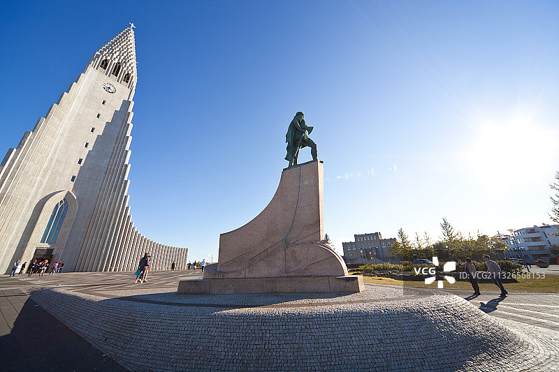 冰岛雷克雅未克哈尔格林姆斯教堂和莱夫·埃里克松雕像图片素材