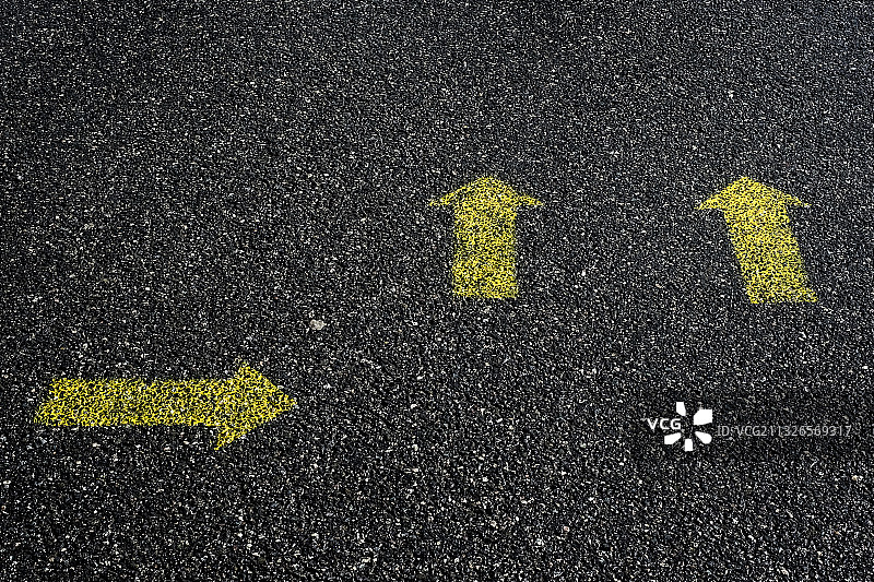 英国沥青地面上的黄色箭头符号俯视特写图片素材