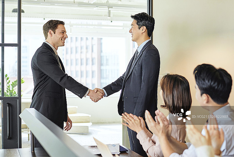 商务、商人、CEO、全球、会议、董事会会议室、合作、协议、成功、策略、白人、握手、掌声、讨论、沟通图片素材