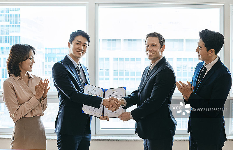 商业合作：全球金融、企业经济增长与团队共识战略图片素材