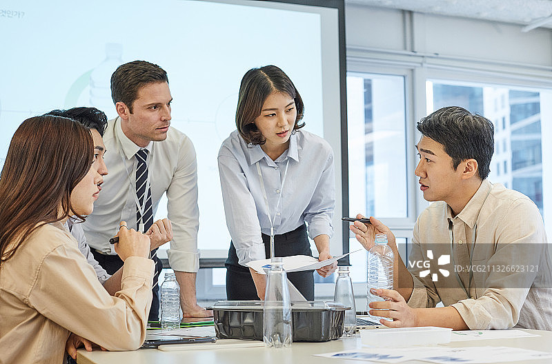 ESG、环保材料、碳中和、生物塑料、回收、商业、商人、全球、企业、会议、塑料、塑料瓶图片素材