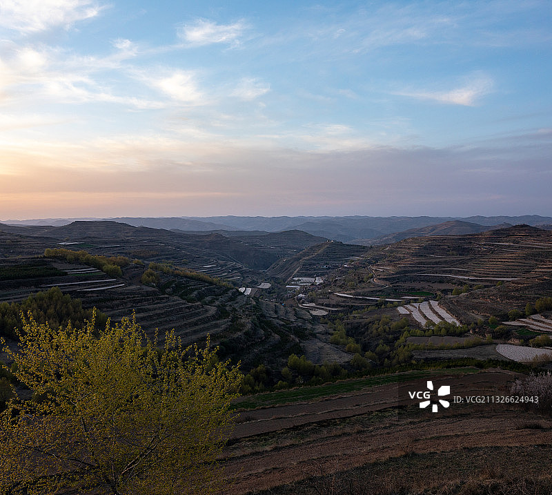 春天里傍晚的乡村和村庄图片素材