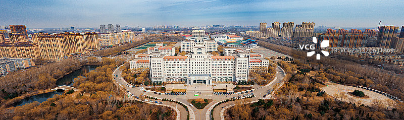 秋意的哈尔滨商业大学图片素材