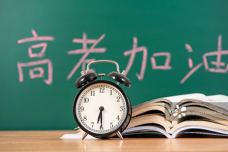 高考复习，课桌上的课本和闹钟图片素材