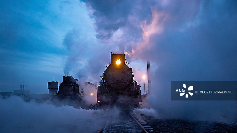 蒸汽机车启动出发图片素材