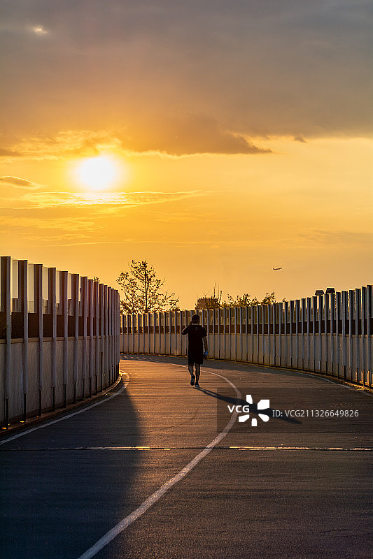 中国四川成都锦城湖健身绿道夕阳风光图片素材