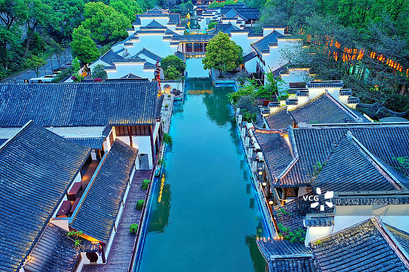 南京白鹭洲公园，隐逸水街的风光图片素材