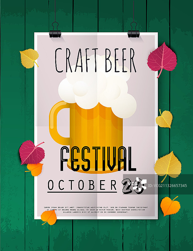 精酿啤酒节：双手举啤酒杯图片素材