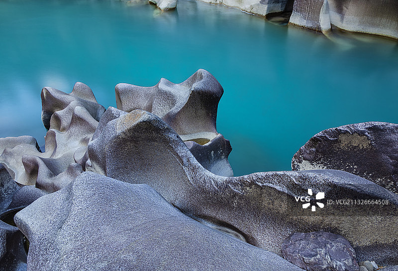 西藏丙察察察隅县的水磨岩图片素材