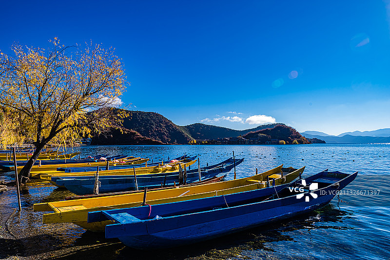 泸沽湖畔图片素材