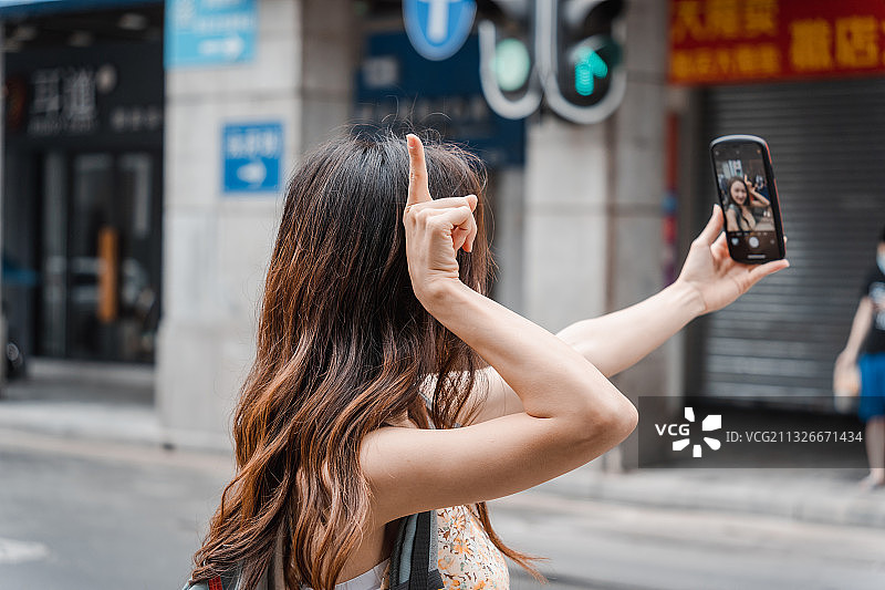 手机,女孩,幸福,撑伞,旅游,背包,广州,手表图片素材