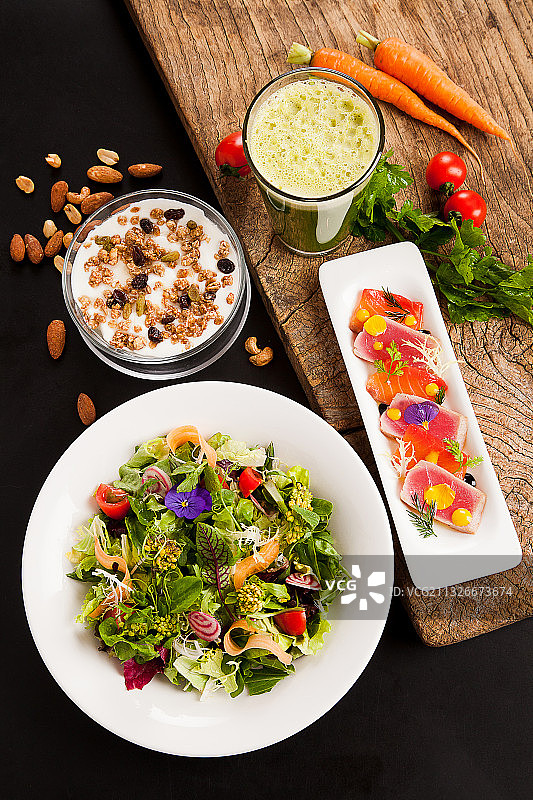 蔬菜沙拉和鱼肉图片素材
