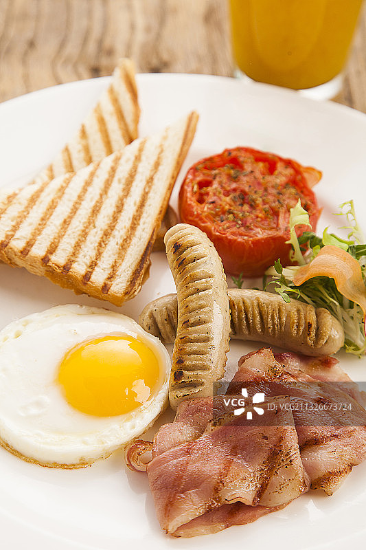 牛排香肠面包拼盘图片素材