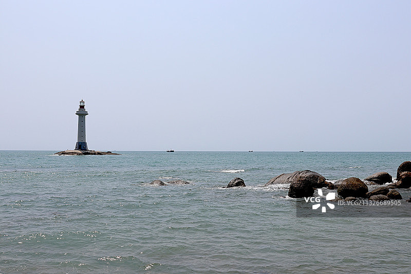 三亚大小洞天景区的海上灯塔图片素材