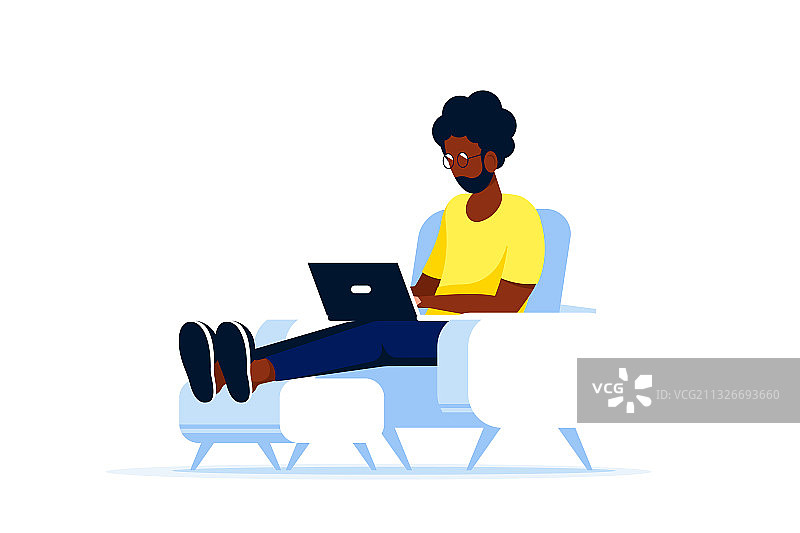 坐在椅子上工作的年轻黑人男子图片素材